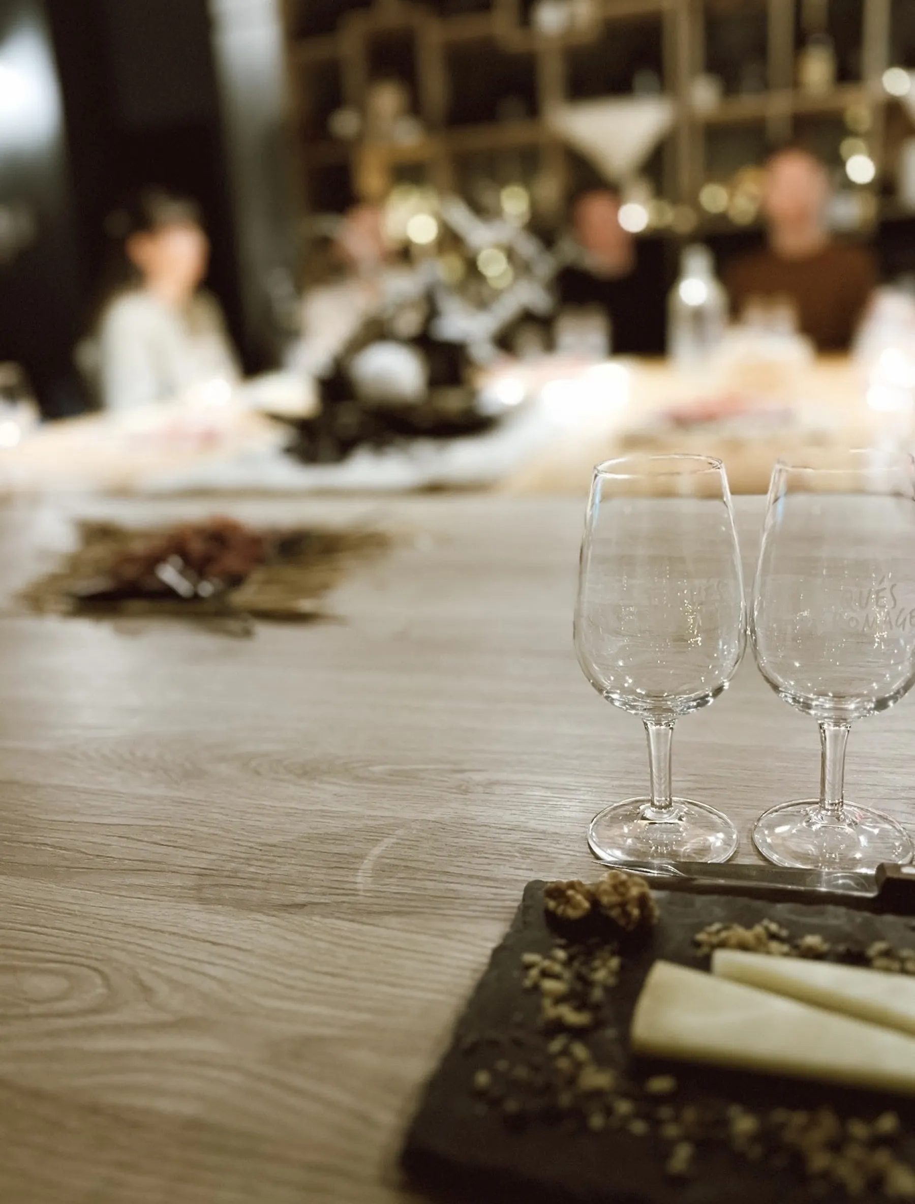 Apprenez à déguster de délicieux accords vin et fromages avec Antoine et Quentin - Image n°3 - Wecandoo