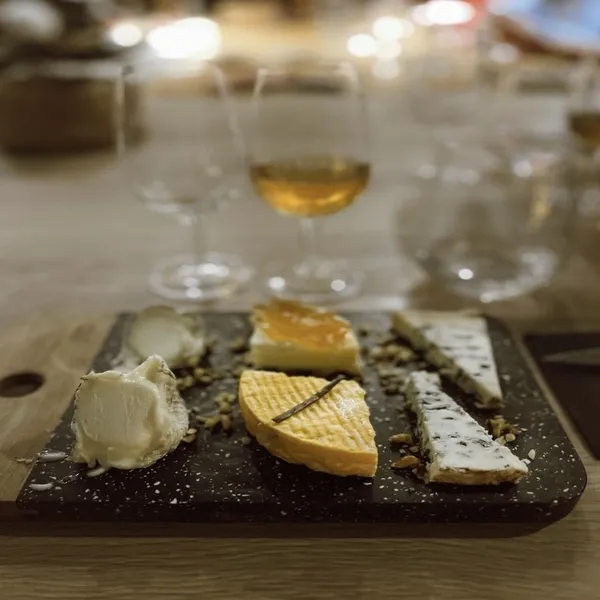 Apprenez à déguster de délicieux accords vin et fromages avec Antoine et Quentin - Afbeelding nr. 2 - Wecandoo