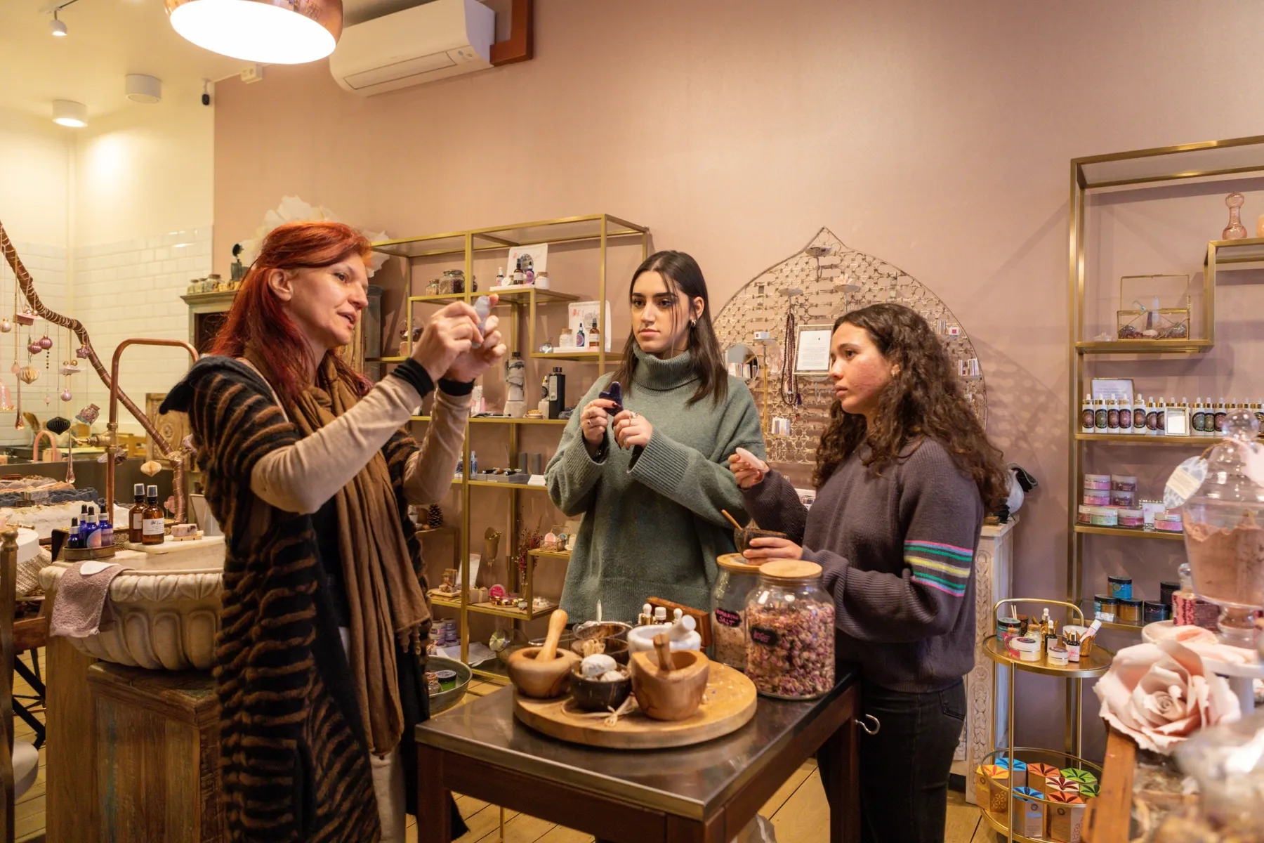 Captivez votre équipe et créez votre huile d'aromathérapie 100% naturelle avec Suzana - Image n°2 - Wecandoo