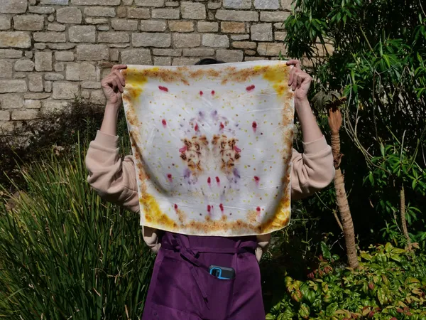 Réalisez votre foulard en soie en teinture végétale avec Mélissa - Afbeelding nr. 1 - Wecandoo