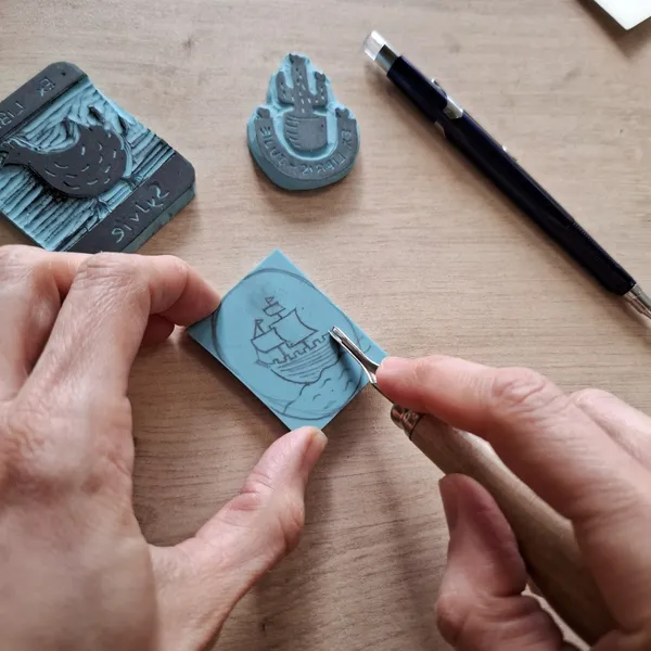 Gravez votre tampon personnalisé ou ex-libris avec Sylvie - Image n°2 - Wecandoo