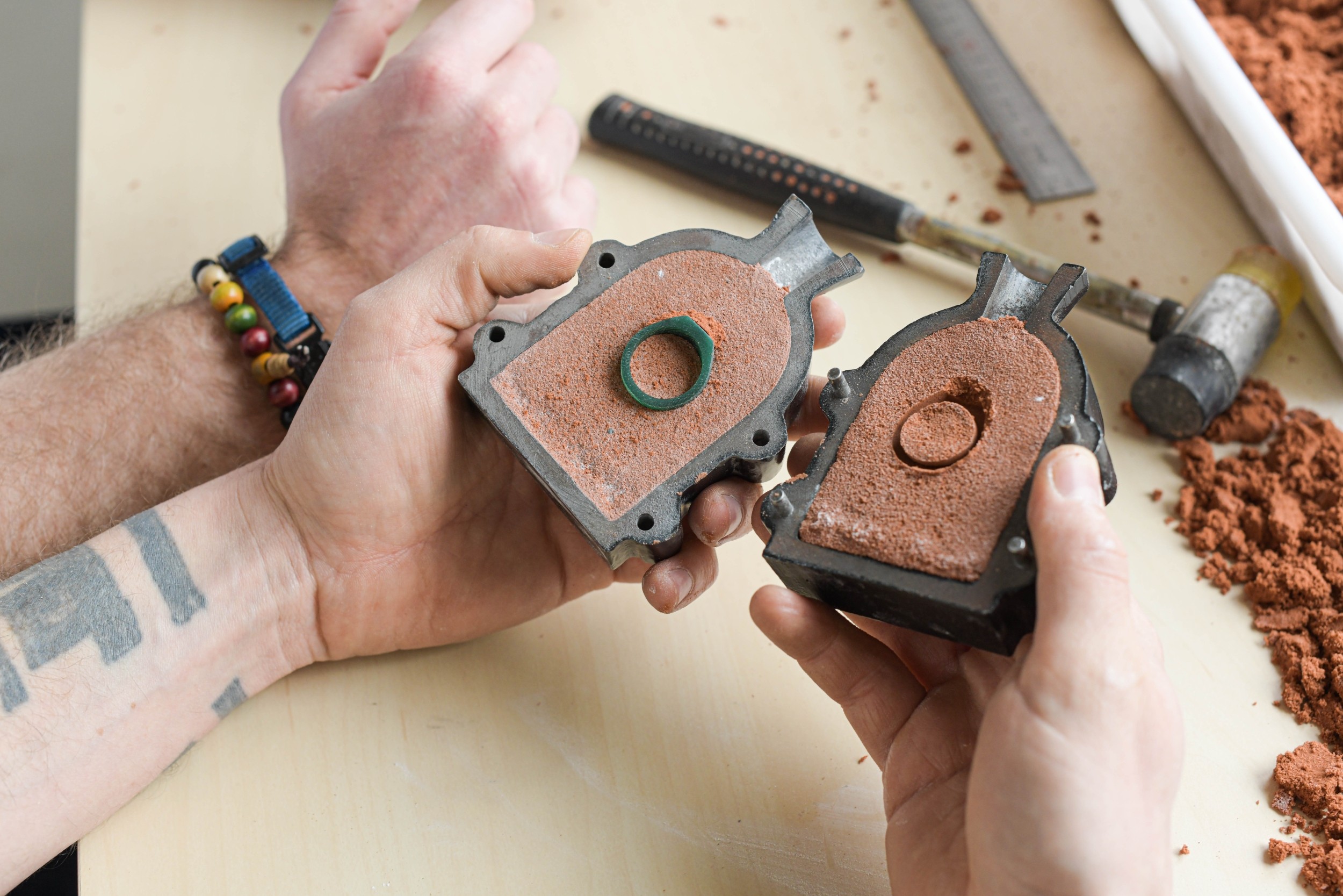 Wecandoo - Réalisez votre bague en argent en fonte au sable avec Bérenger et Zoé - Image n°3