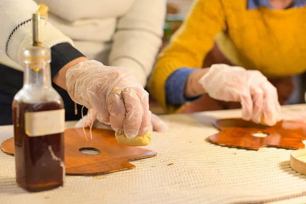 Réalisez votre vernis gomme laque au tampon avec Joachim - Image n°1 - Wecandoo