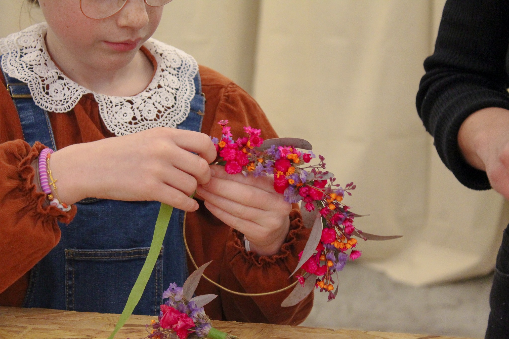 Wecandoo - Réalisez vos couronnes de fleurs séchées en duo avec votre enfant accompagnés par Alice - Image n°5