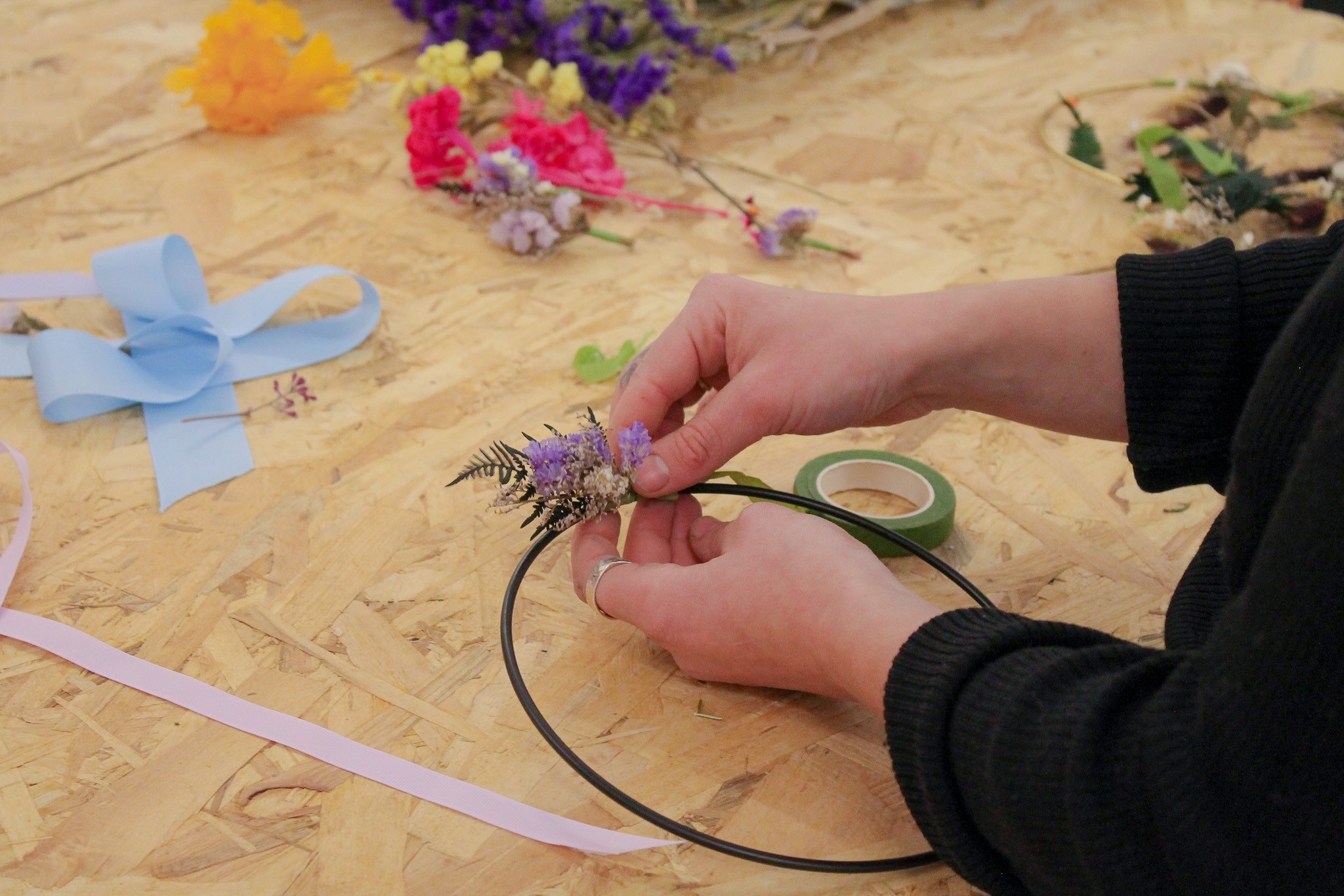 Wecandoo - Réalisez vos couronnes de fleurs séchées en duo avec votre enfant accompagnés par Alice - Image n°8