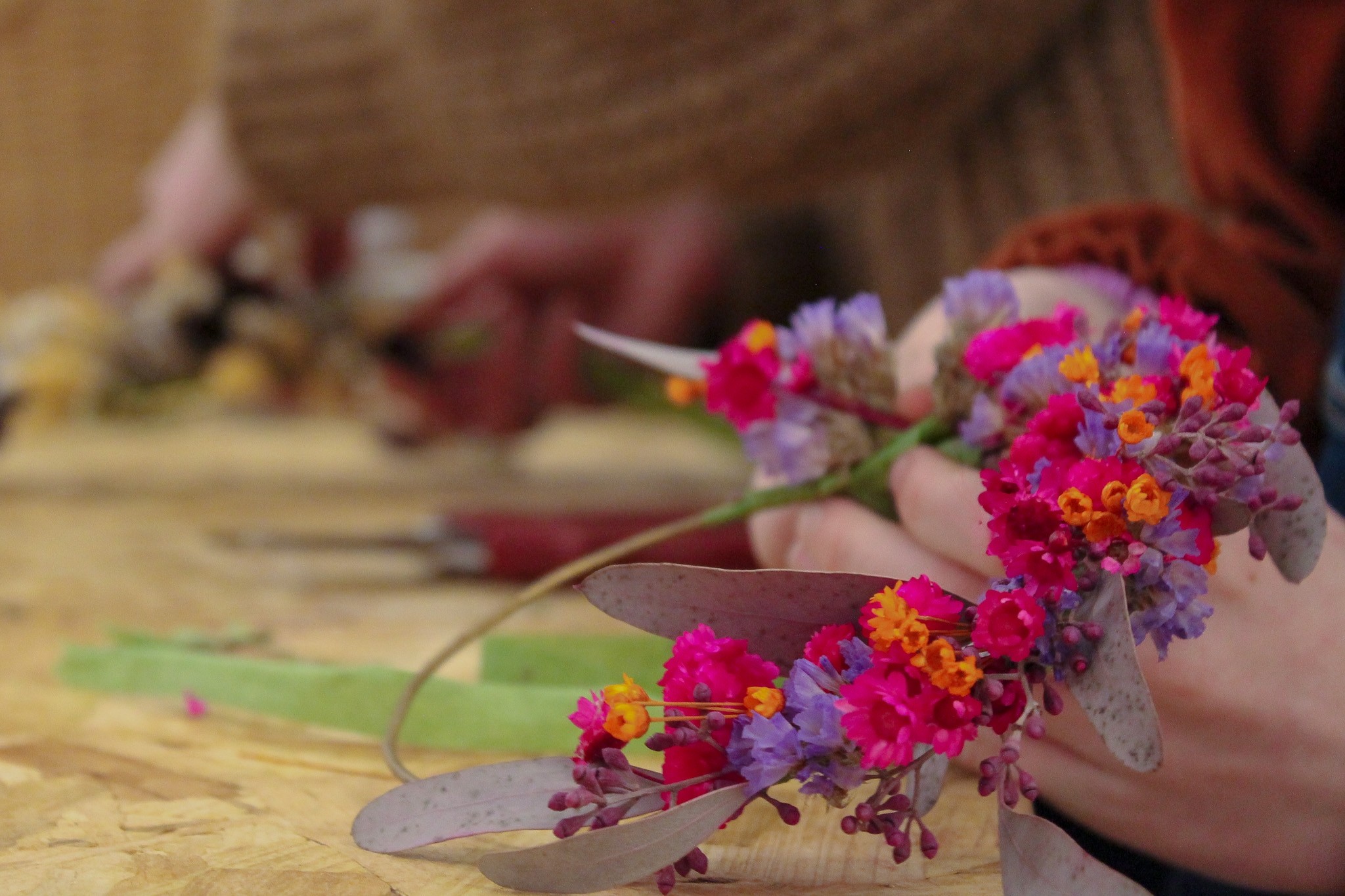 Wecandoo - Réalisez vos couronnes de fleurs séchées en duo avec votre enfant accompagnés par Alice - Image n°3