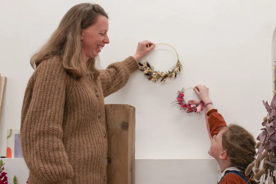 Réalisez vos couronnes de fleurs séchées en duo avec votre enfant accompagnés par Alice - Image n°1 - Wecandoo