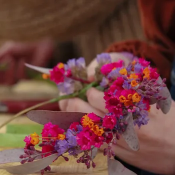 Réalisez vos couronnes de fleurs avec votre enfant