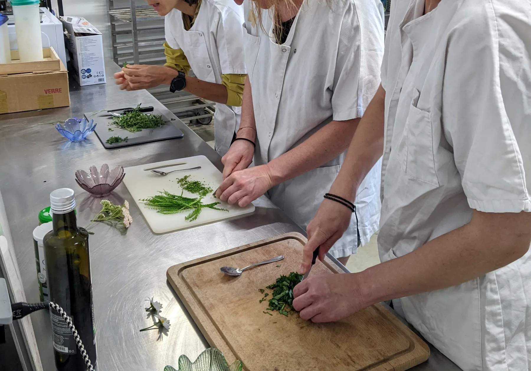 Réunissez votre équipe et découvrez l'apiculture et les plantes sauvages avec Jeanne et Camille - Image n°3 - Wecandoo