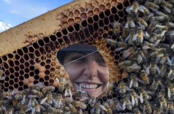 Réunissez votre équipe et découvrez l'apiculture et les plantes sauvages avec Jeanne et Camille - Afbeelding nr. 2 - Wecandoo