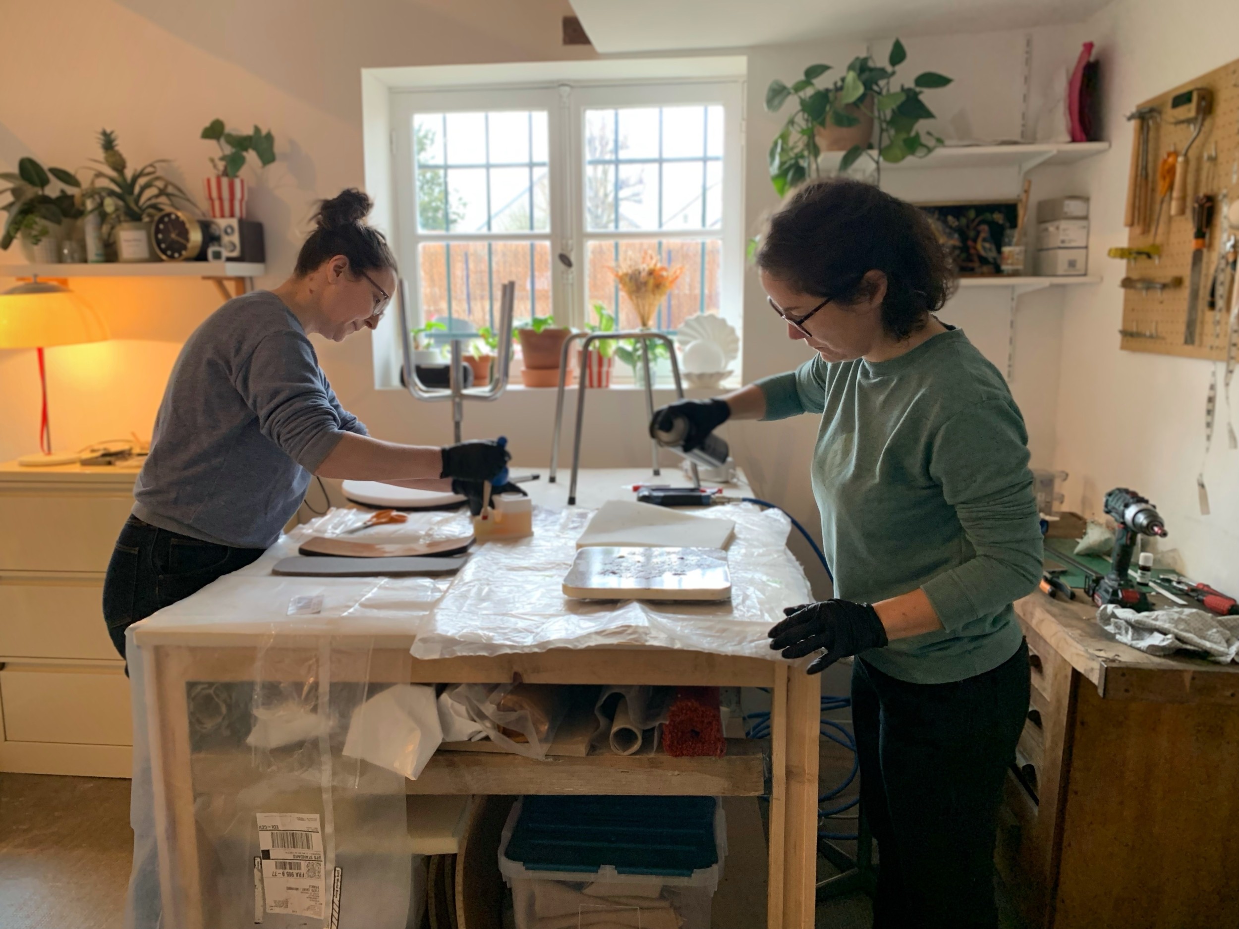 Wecandoo - Tapissez votre tabouret en formica avec Cécile - Image n°3