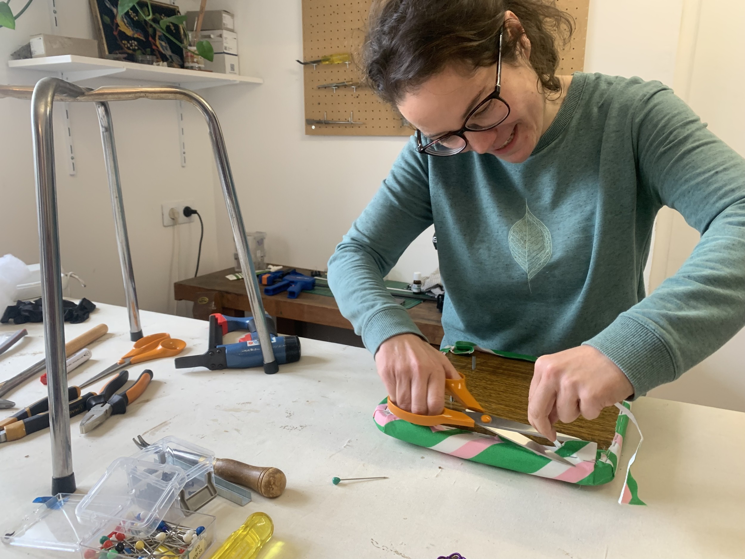 Wecandoo - Tapissez votre tabouret en formica avec Cécile - Image n°6