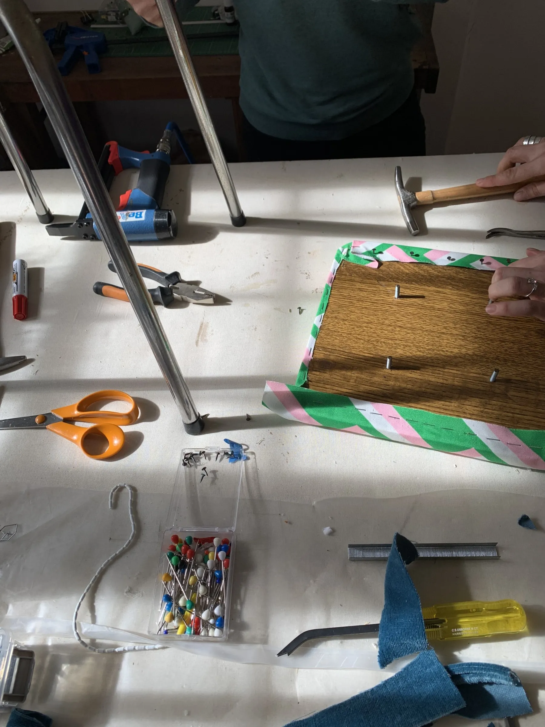 Tapissez votre tabouret en formica avec Cécile - Afbeelding nr. 4 - Wecandoo