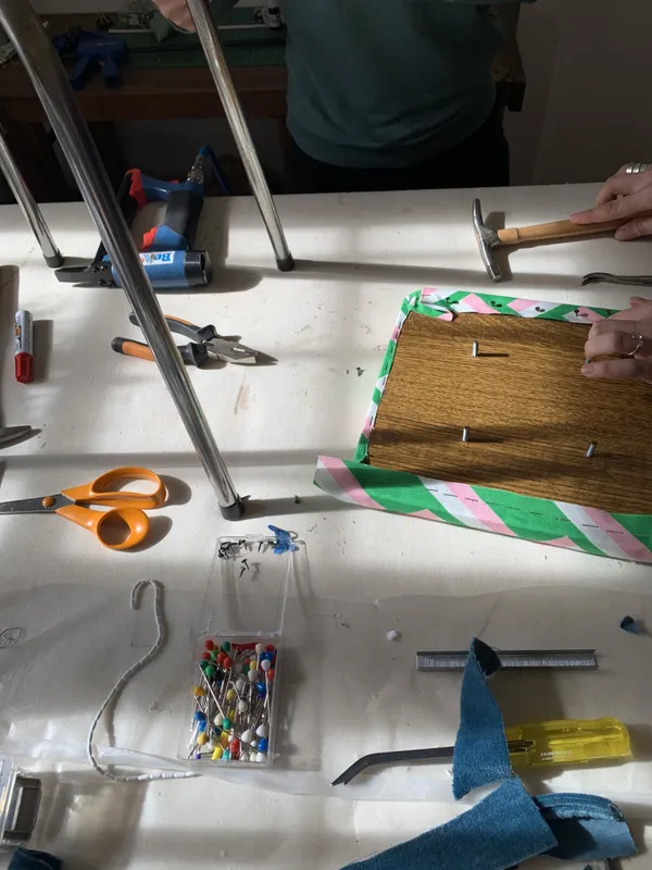 Tapissez votre tabouret en formica avec Cécile - Image n°4 - Wecandoo