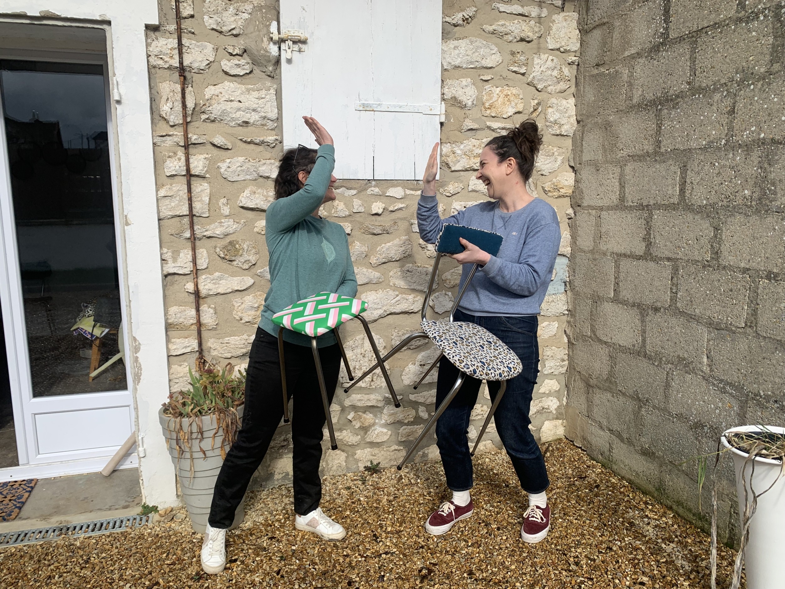 Wecandoo - Tapissez votre tabouret en formica avec Cécile - Image n°7