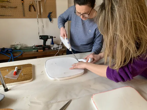 Tapissez votre chaise en formica avec Cécile - Image n°3 - Wecandoo