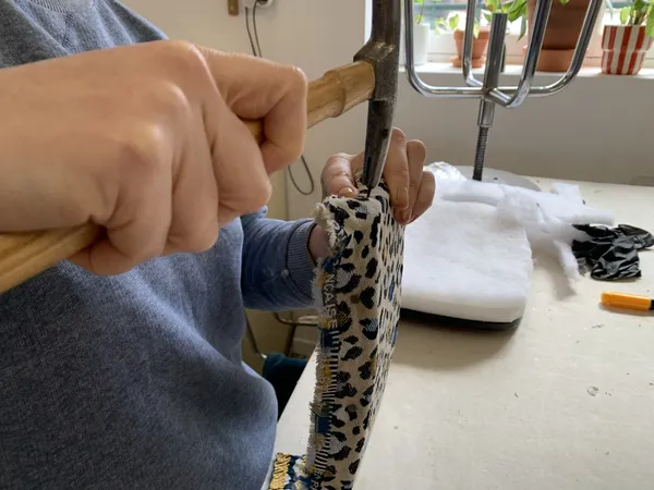 Tapissez votre chaise en formica avec Cécile - Image n°5 - Wecandoo