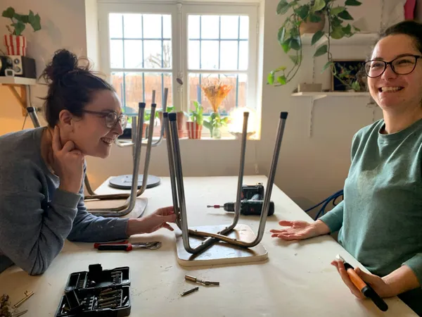 Tapissez votre chaise en formica avec Cécile - Image n°4 - Wecandoo