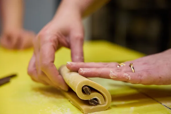 Réalisez vos viennoiseries bicolores avec Fanny - Image n°3 - Wecandoo