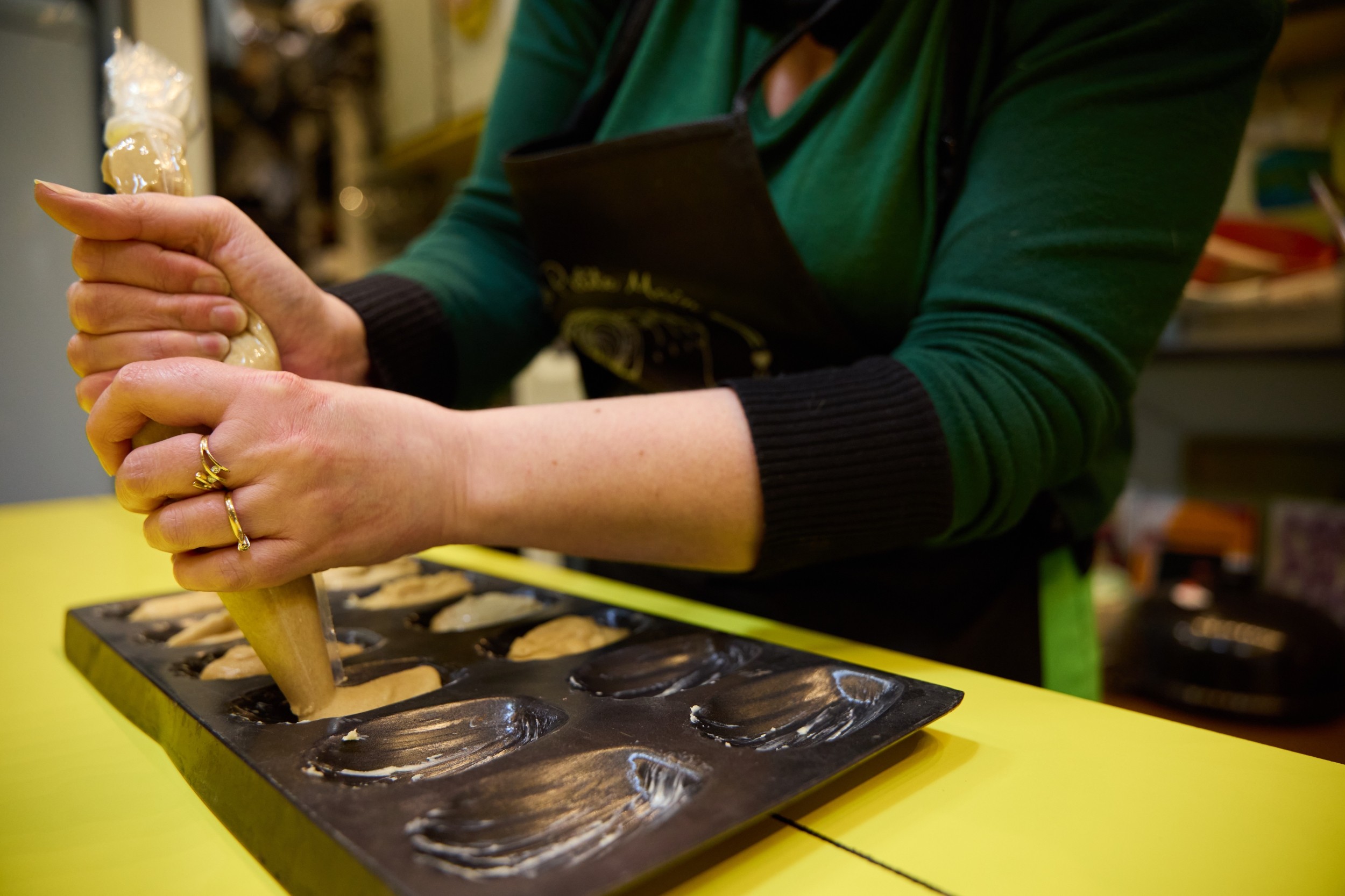 Wecandoo - Réalisez votre pâte à tartiner pralinée et vos madeleines fourrées avec Fanny - Image n°2