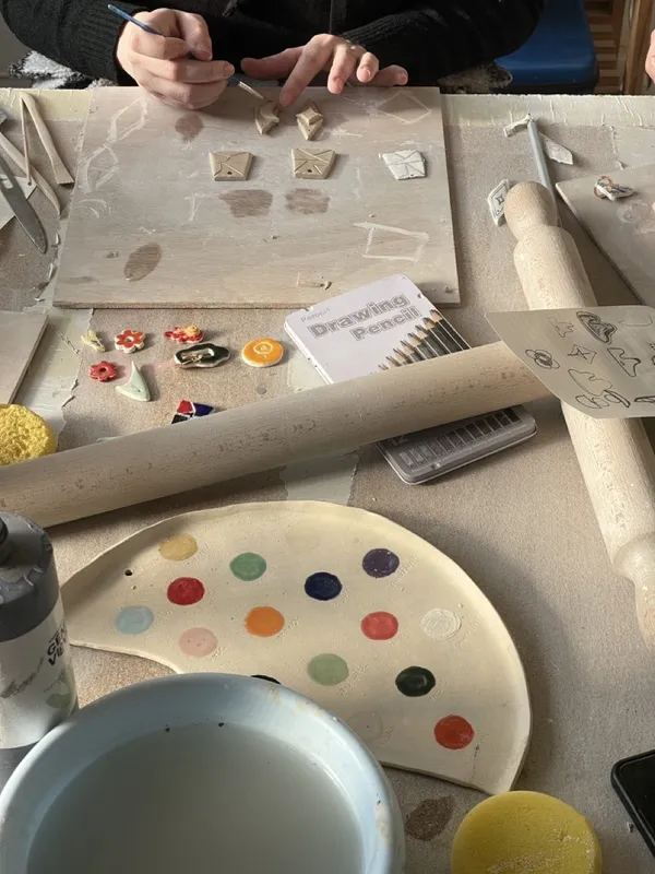 Créez votre duo de paires de boucles d'oreilles en porcelaine - Image n°3 - Wecandoo