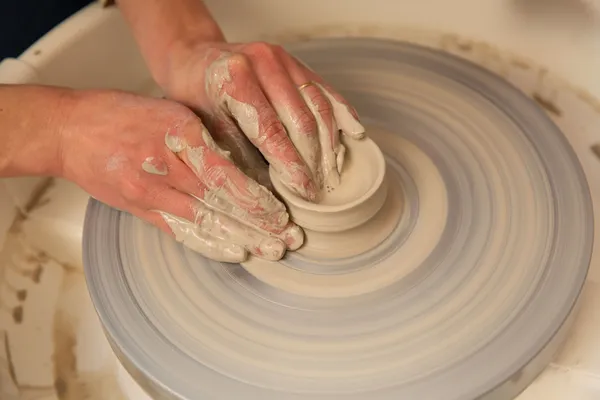 Initiez-vous au tour du potier en tête à tête avec Aurélie - Afbeelding nr. 4 - Wecandoo