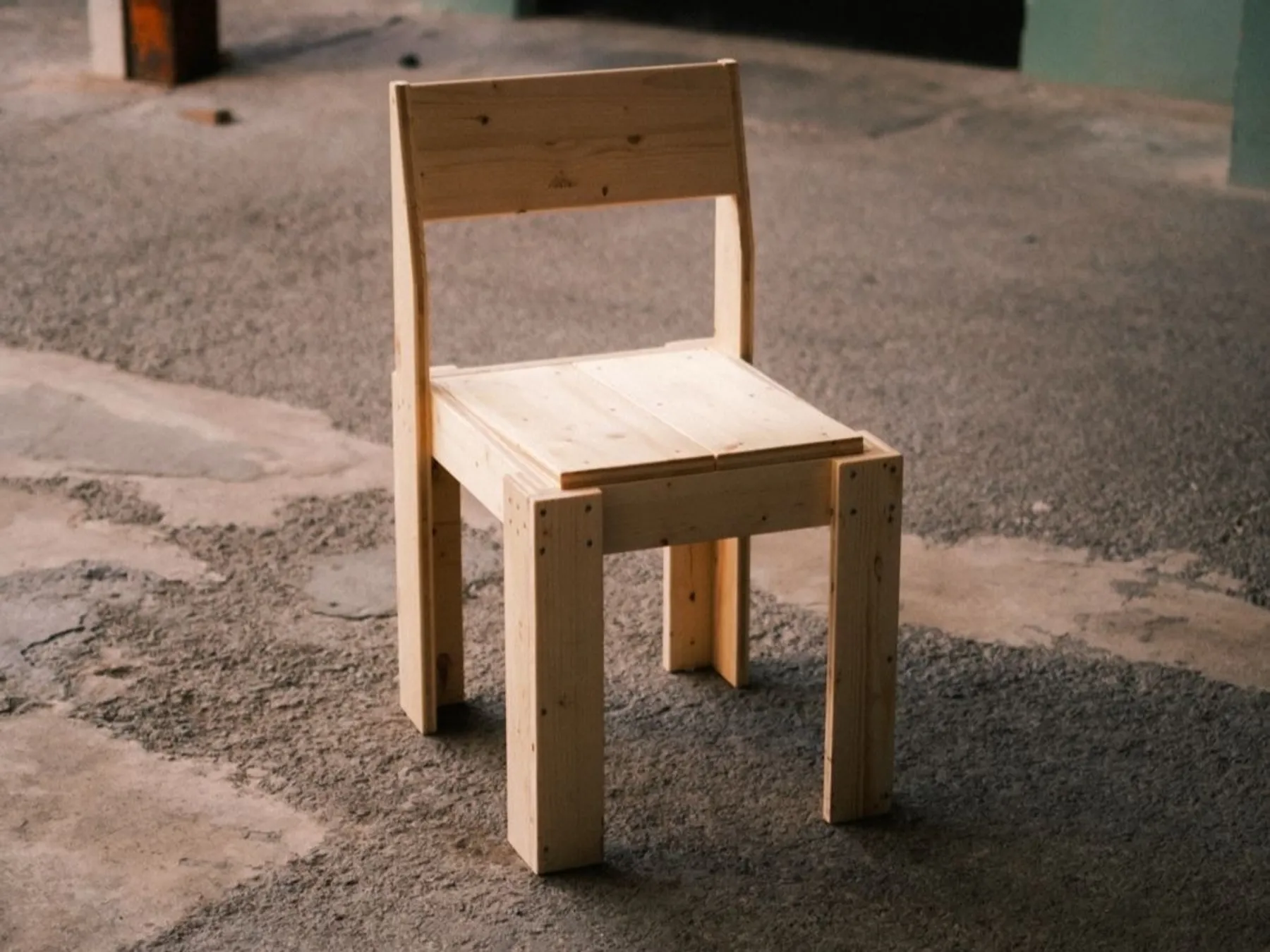 Fabriquez votre chaise brutaliste avec Marnix - 4J - Image n°1 - Wecandoo