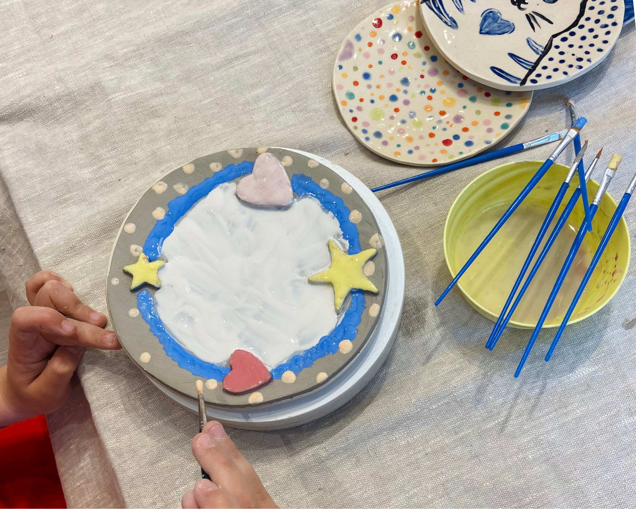 Wecandoo - Modelez vos petites  assiettes en forme d'animaux avec votre enfant accompagnés par Eva - Image n°3