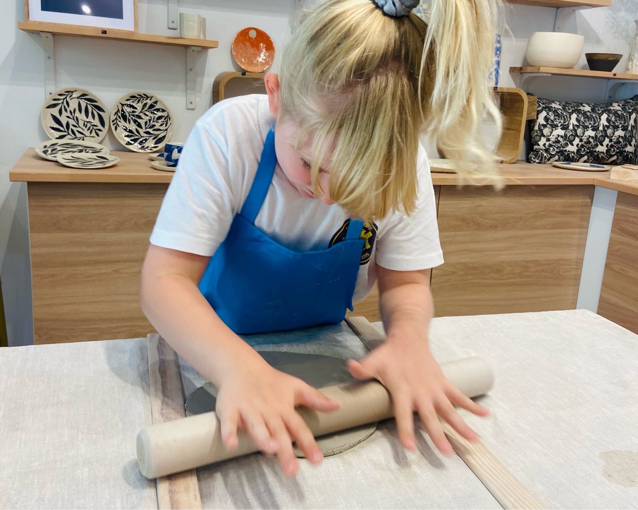 Wecandoo - Modelez vos petites  assiettes en forme d'animaux avec votre enfant accompagnés par Eva - Image n°4
