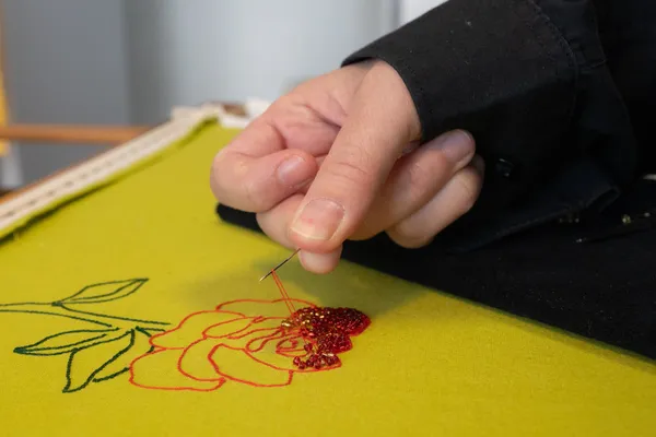 Atelier individuel : Initiez-vous à la broderie d'art avec Sophie - Image n°2 - Wecandoo