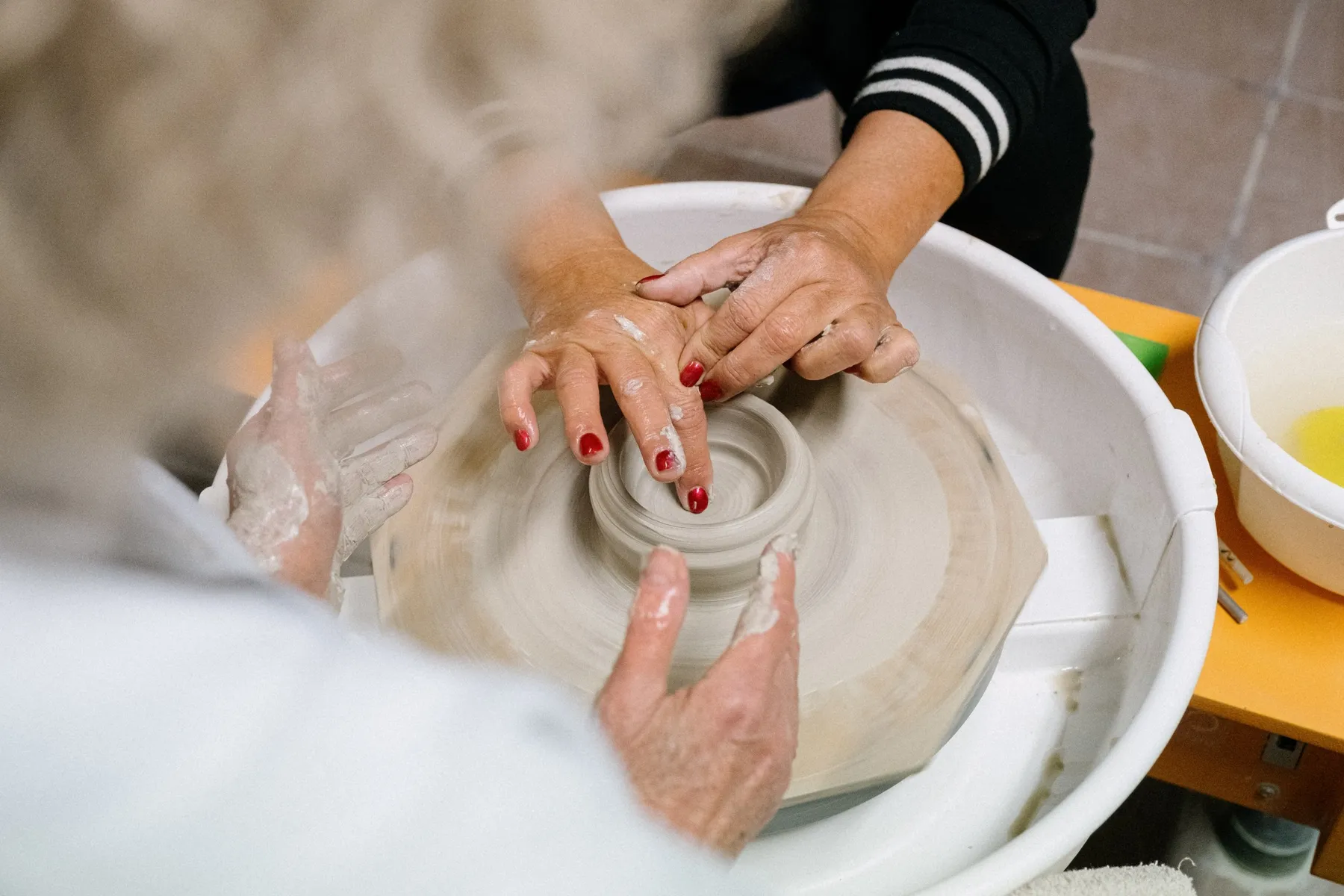 Initiez-vous au tour de potier avec Nathalie - Image n°2 - Wecandoo