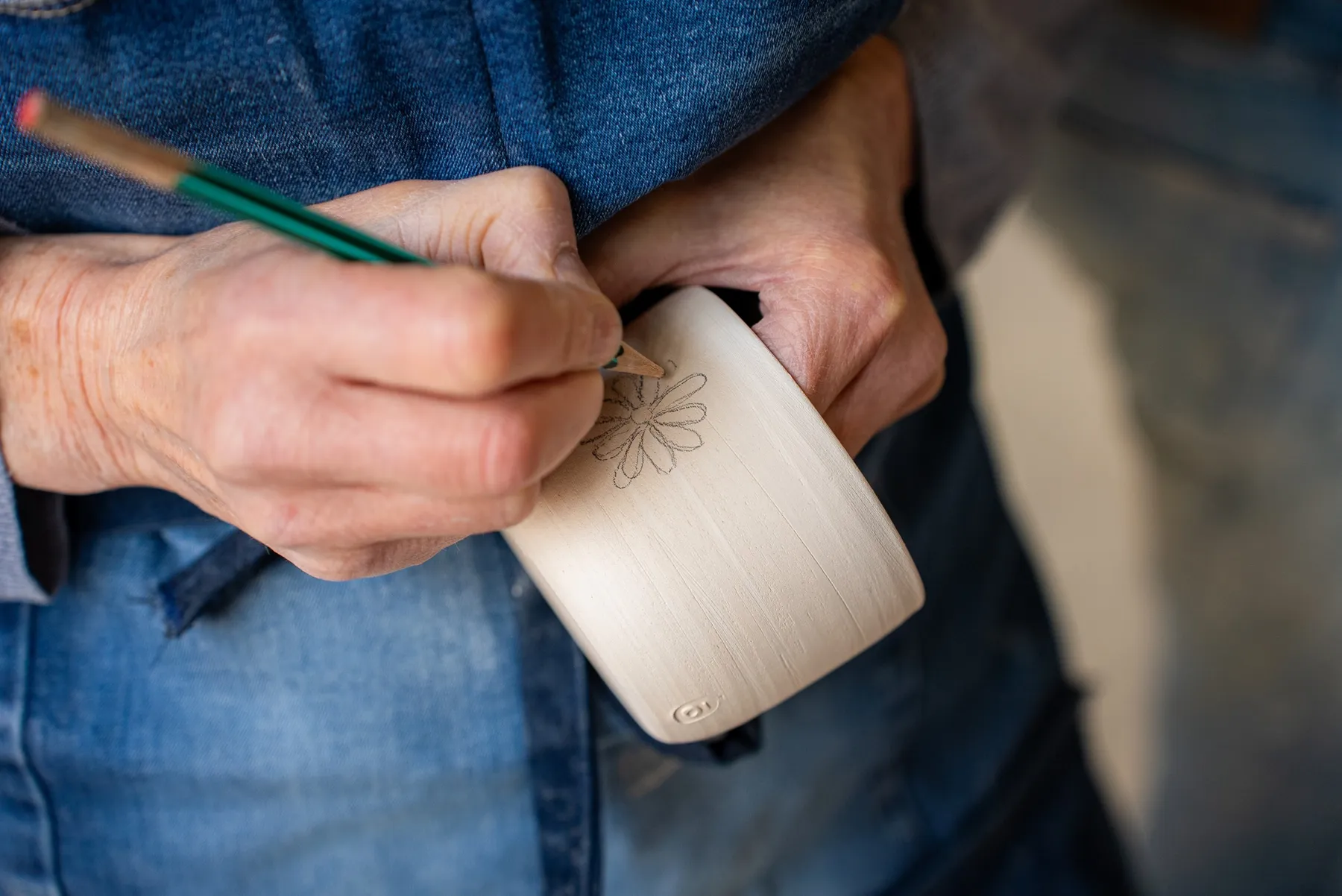 Initiez-vous au décor sur céramique avec Orianne - Image n°2 - Wecandoo