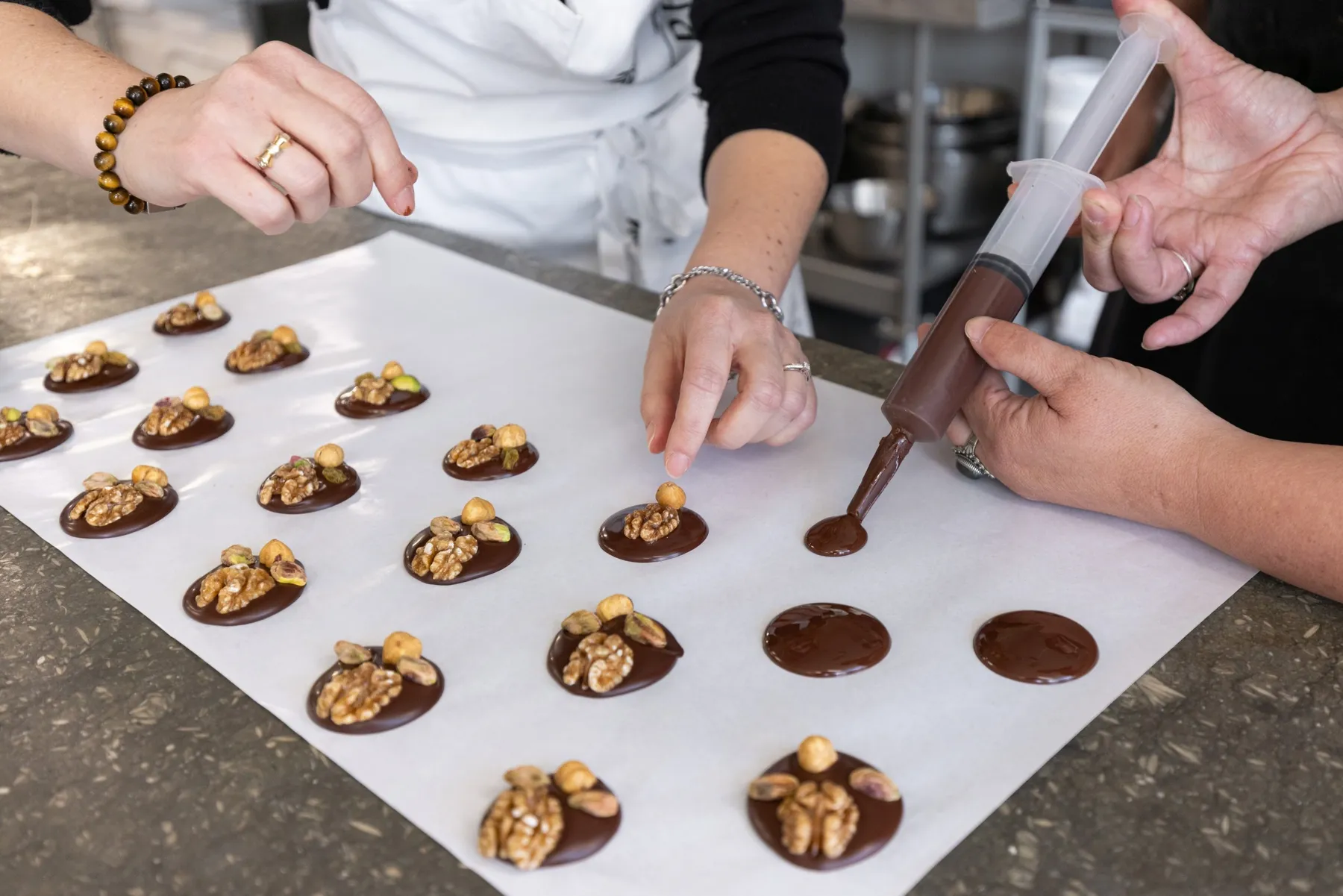 Moulez vos tablettes en chocolat et vos mendiants avec Nathalie - Image n°3 - Wecandoo