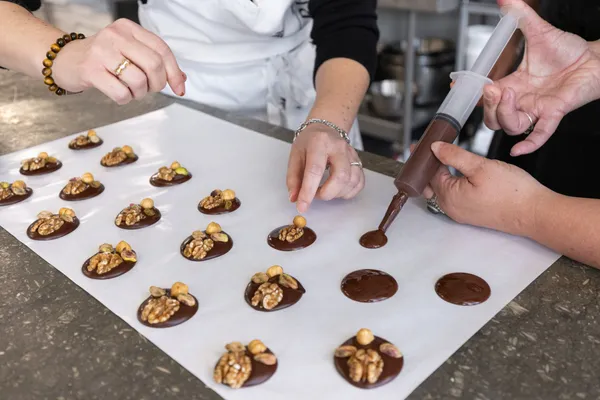 Moulez vos tablettes en chocolat et vos mendiants avec Nathalie - Image n°3 - Wecandoo