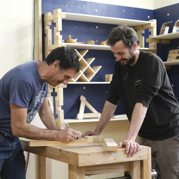 Rassemblez votre équipe et réalisez votre cadre en bois avec Yohann et son équipe - Image n°4 - Wecandoo