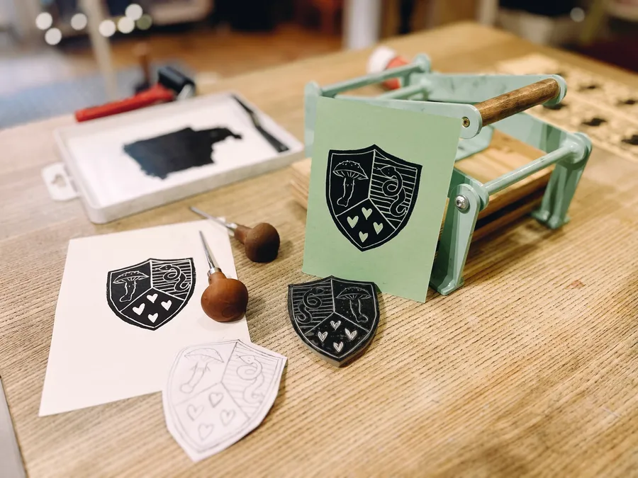 Gravez votre blason familial avec votre enfant accompagnés par Chien-han - Image n°1 - Wecandoo