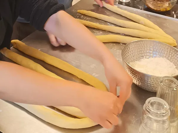 Préparez une challah traditionnelle avec Jonathan - Afbeelding nr. 4 - Wecandoo