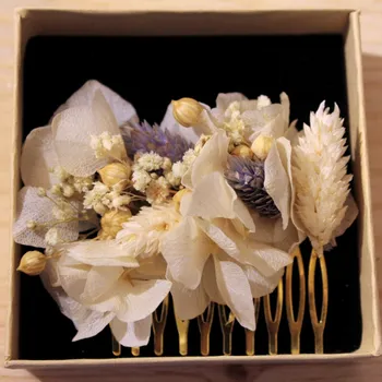 Réalisez votre peigne en fleurs stabilisées