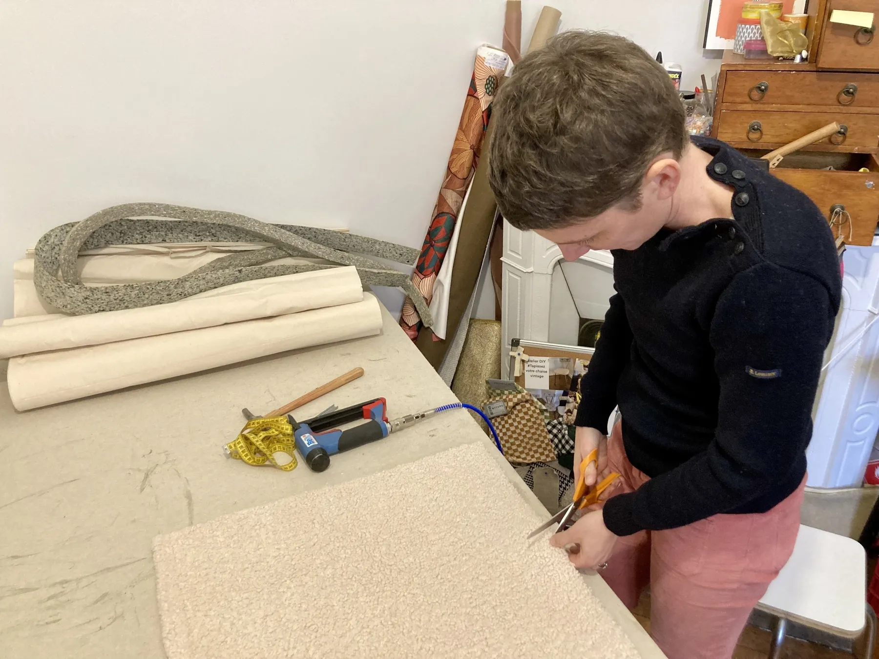 Tapissez votre tabouret vintage avec Caroline - Afbeelding nr. 4 - Wecandoo