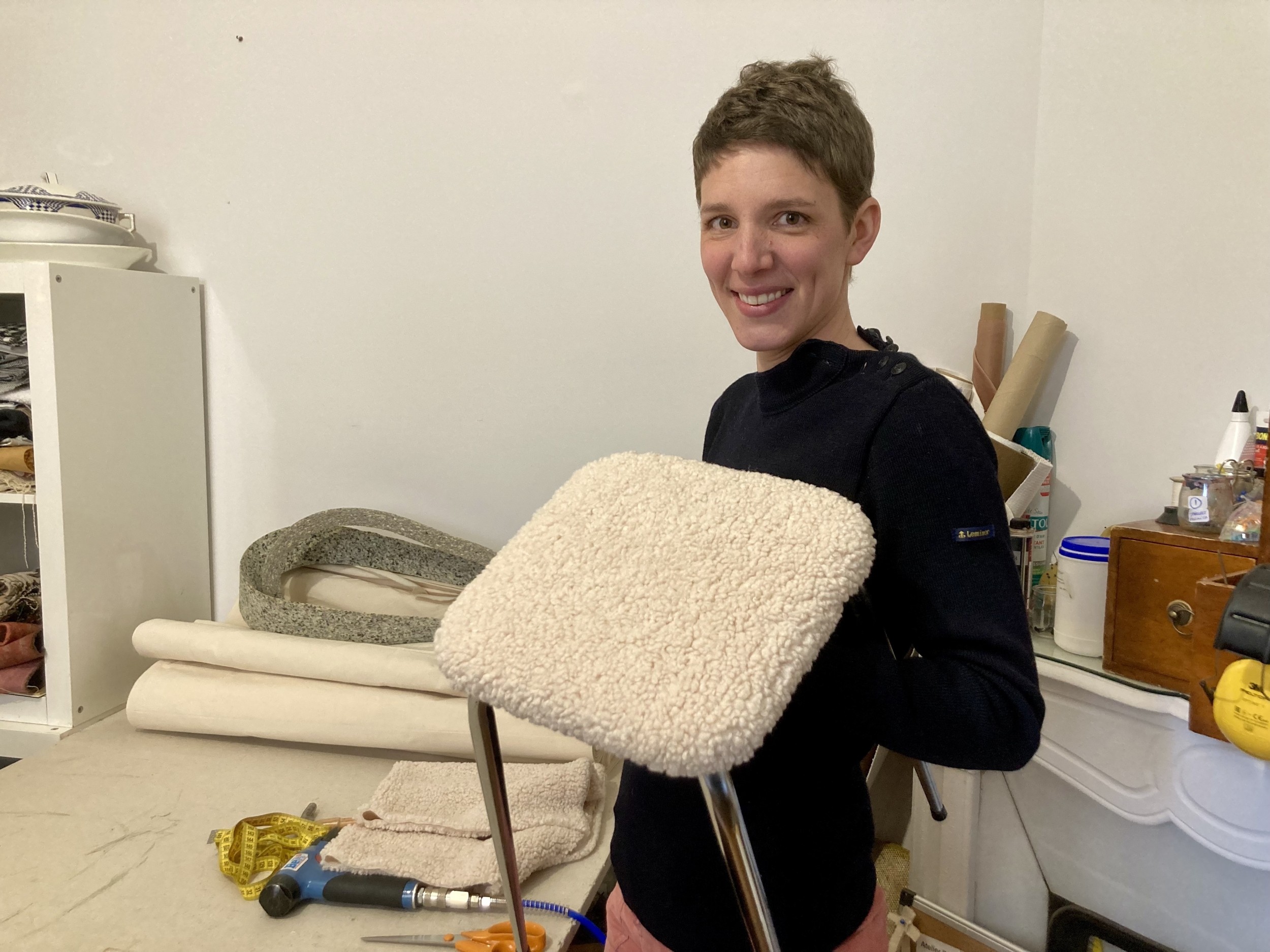 Wecandoo - Tapissez votre tabouret vintage avec Caroline - Image n°7