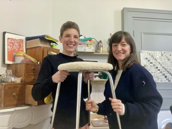 Tapissez votre tabouret vintage avec Caroline - Image n°3 - Wecandoo