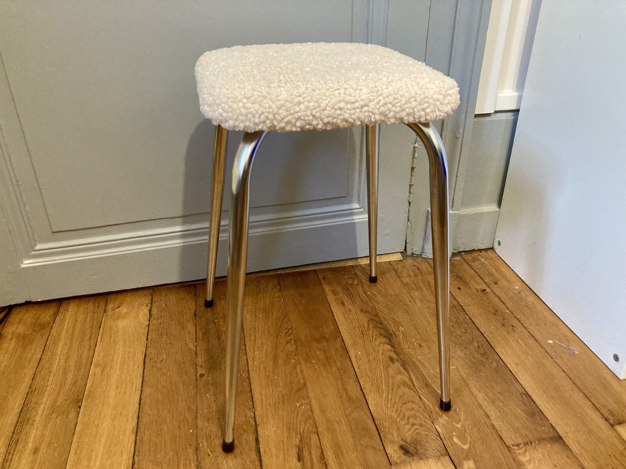 Wecandoo - Tapissez votre tabouret vintage avec Caroline - Image n°5