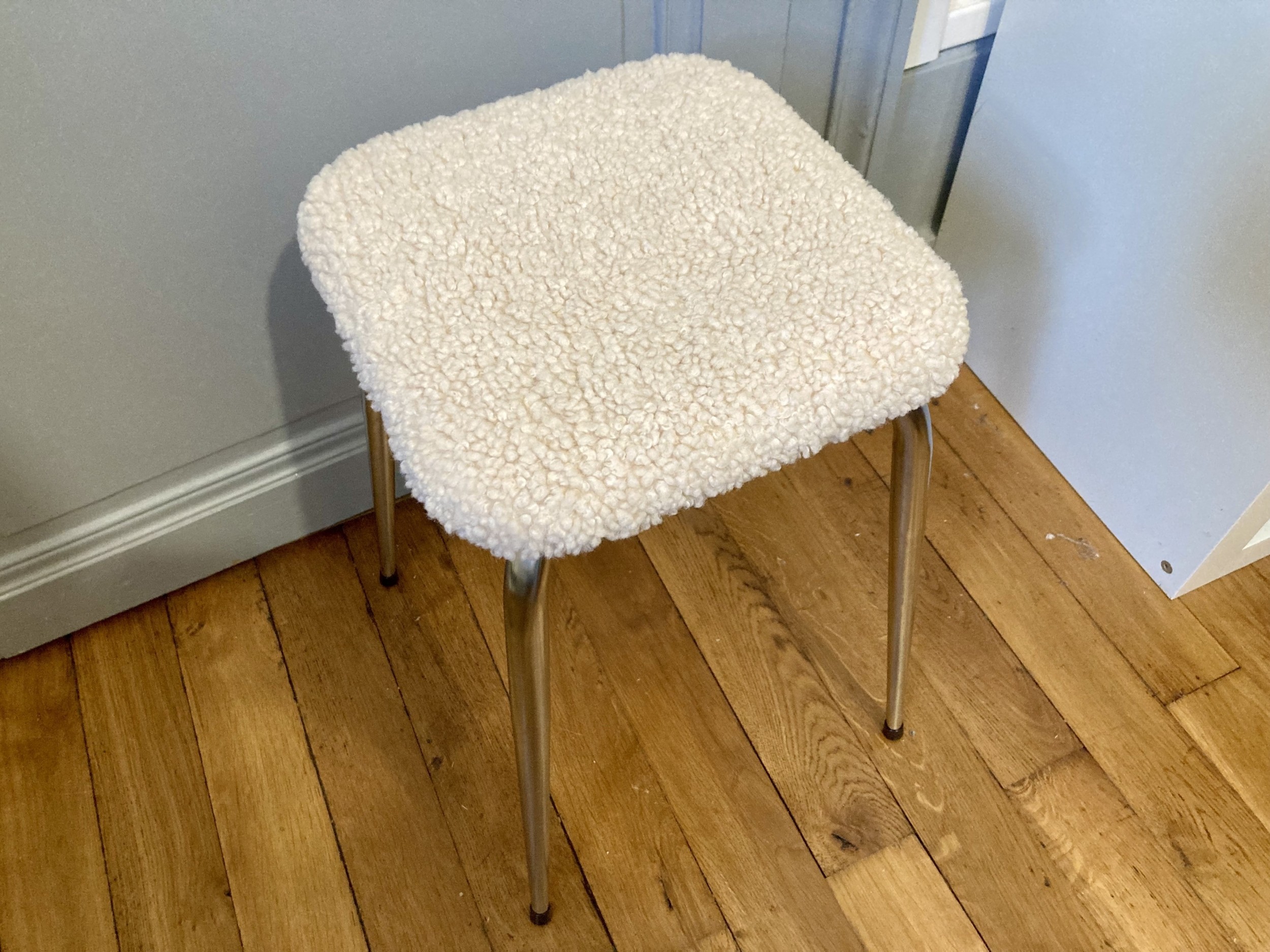 Wecandoo - Tapissez votre tabouret vintage avec Caroline - Image n°1
