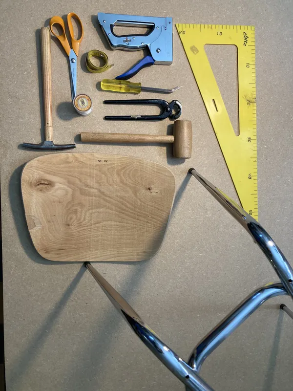 Tapissez votre tabouret vintage avec Caroline - Image n°2 - Wecandoo