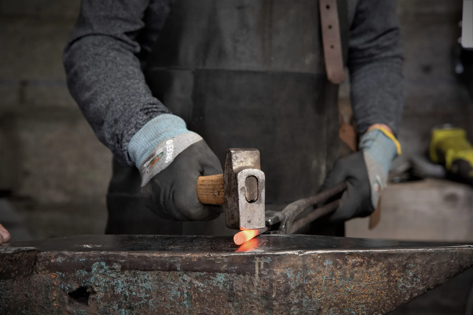 Forgez votre couteau de camp Bushcraft et son étui en cuir sur deux jours avec Eddy - Image n°2 - Wecandoo