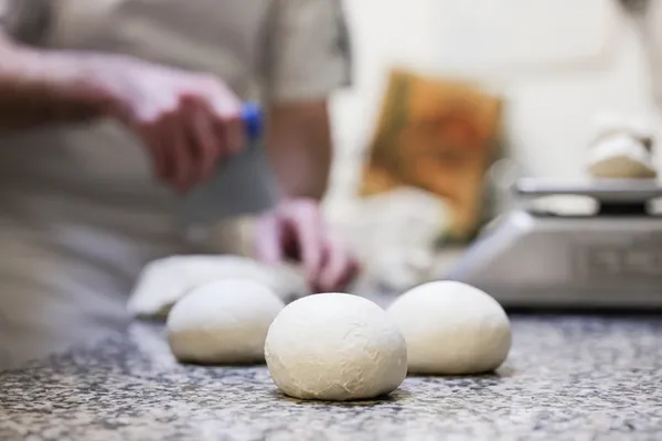 Réalisez votre pizza artisanale avec Jean-Marie - Image n°4 - Wecandoo