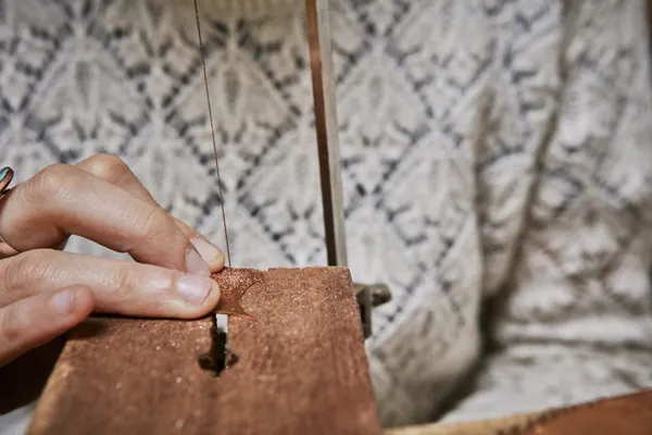 Créez vos boucles d'oreilles en émail sur cuivre avec Clarisse - Image n°3 - Wecandoo