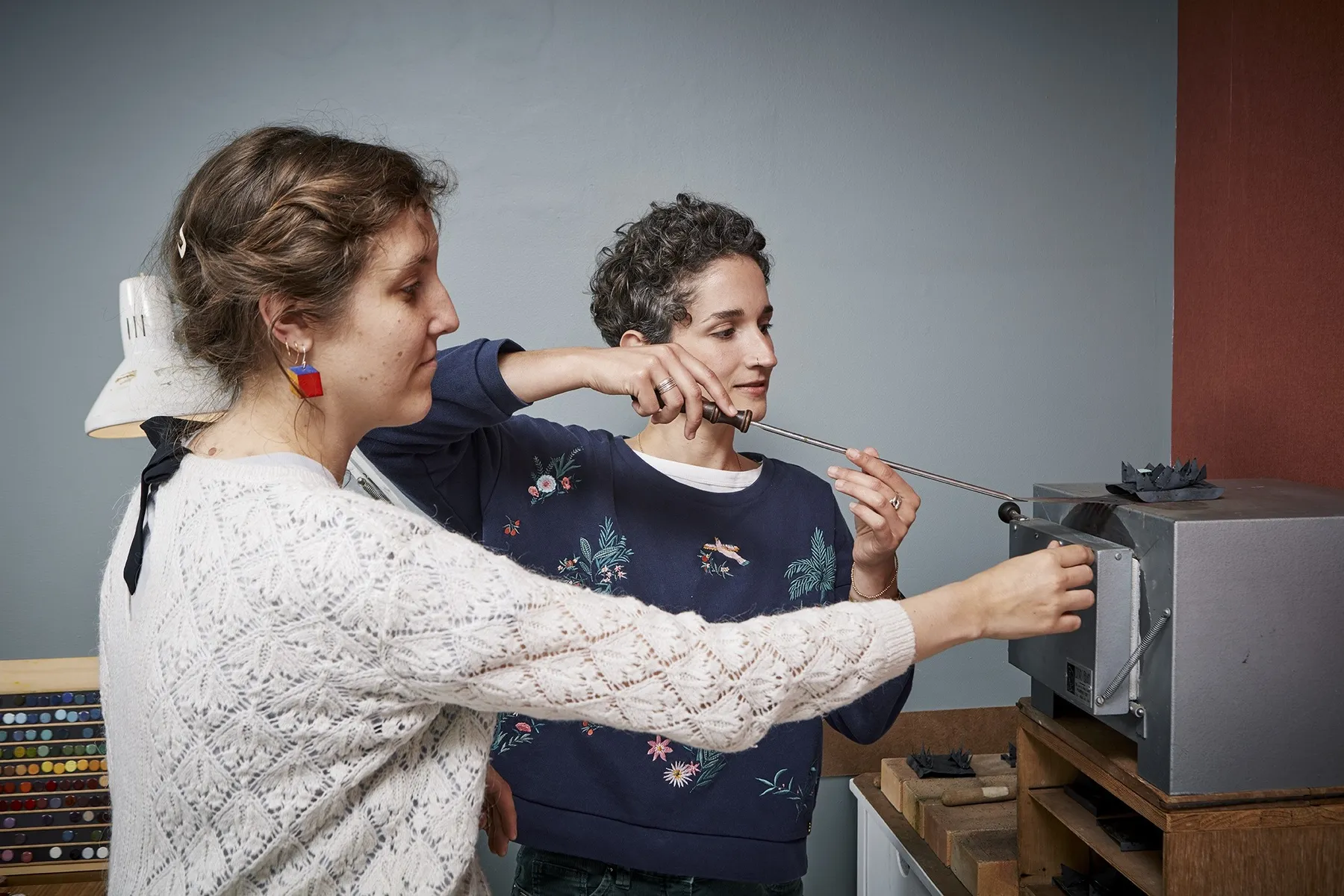 Créez vos boucles d'oreilles en émail sur cuivre avec Clarisse - Image n°5 - Wecandoo