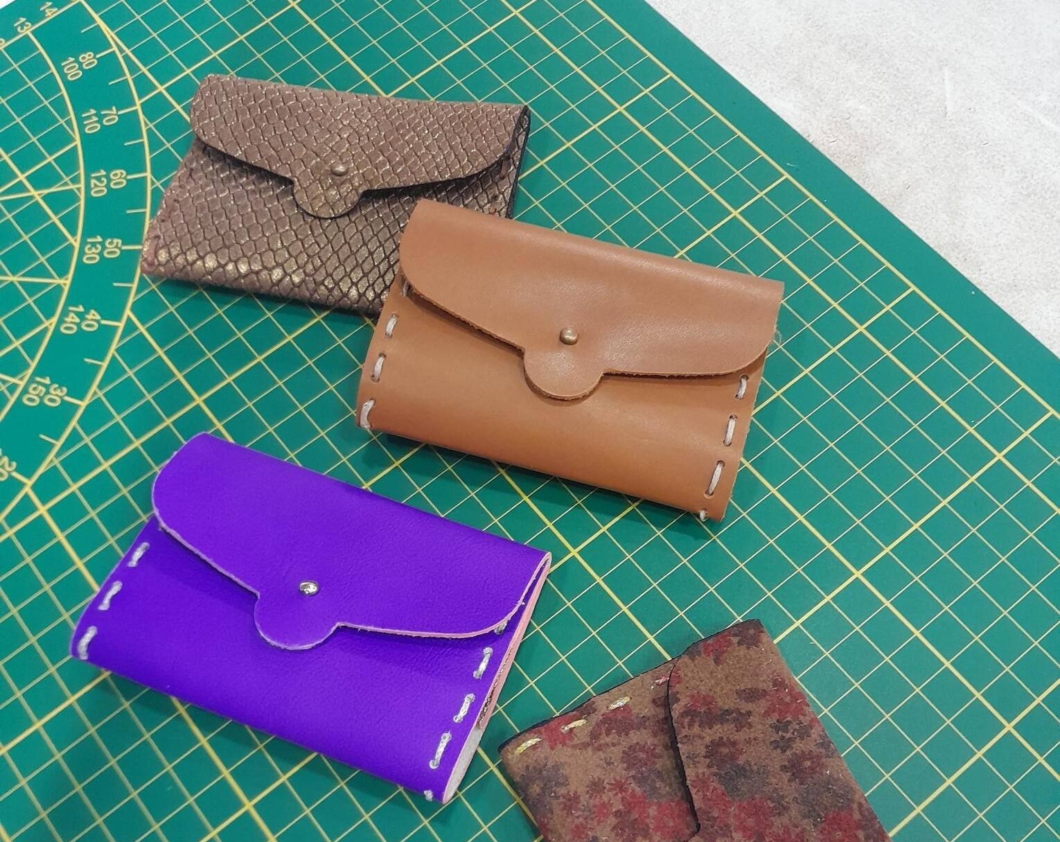 Réalisez vos porte-cartes en cuir en famille