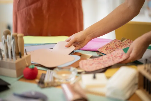 Réalisez et personnalisez vos porte-cartes en cuir en famille avec Élodie - Image n°3 - Wecandoo